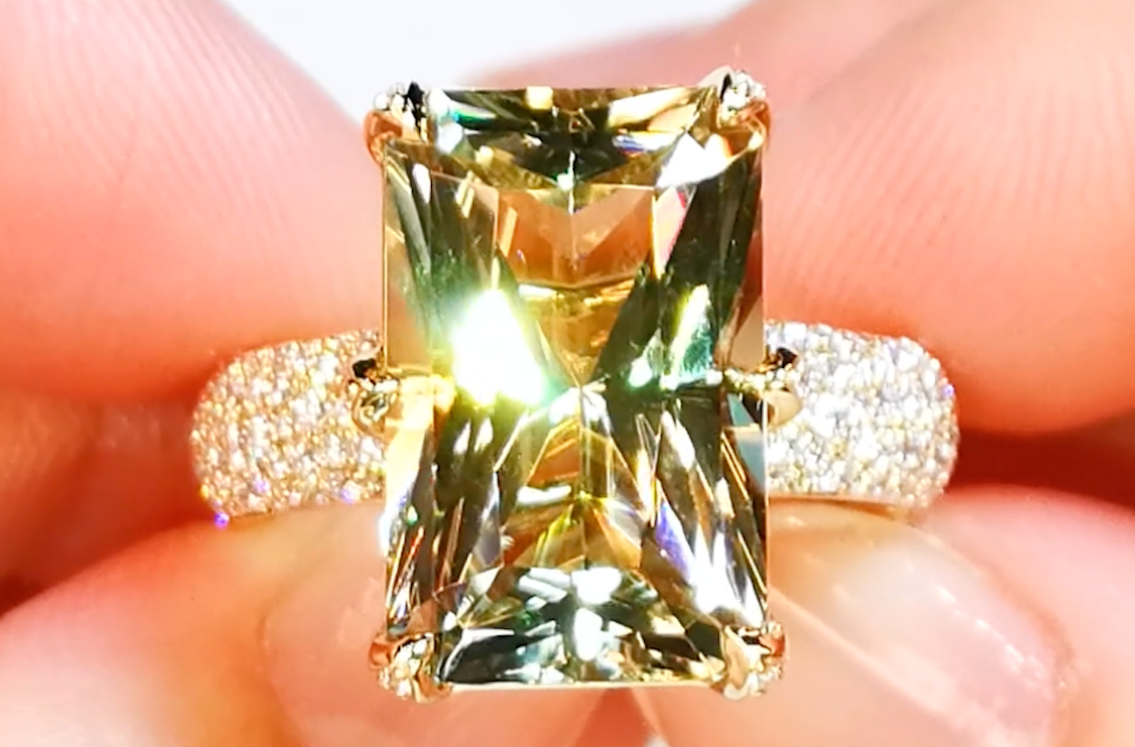 10.24ct Zultanit Ring mit D Flawless Diamanten, eingefasst in 18 Karat Gelbgold
