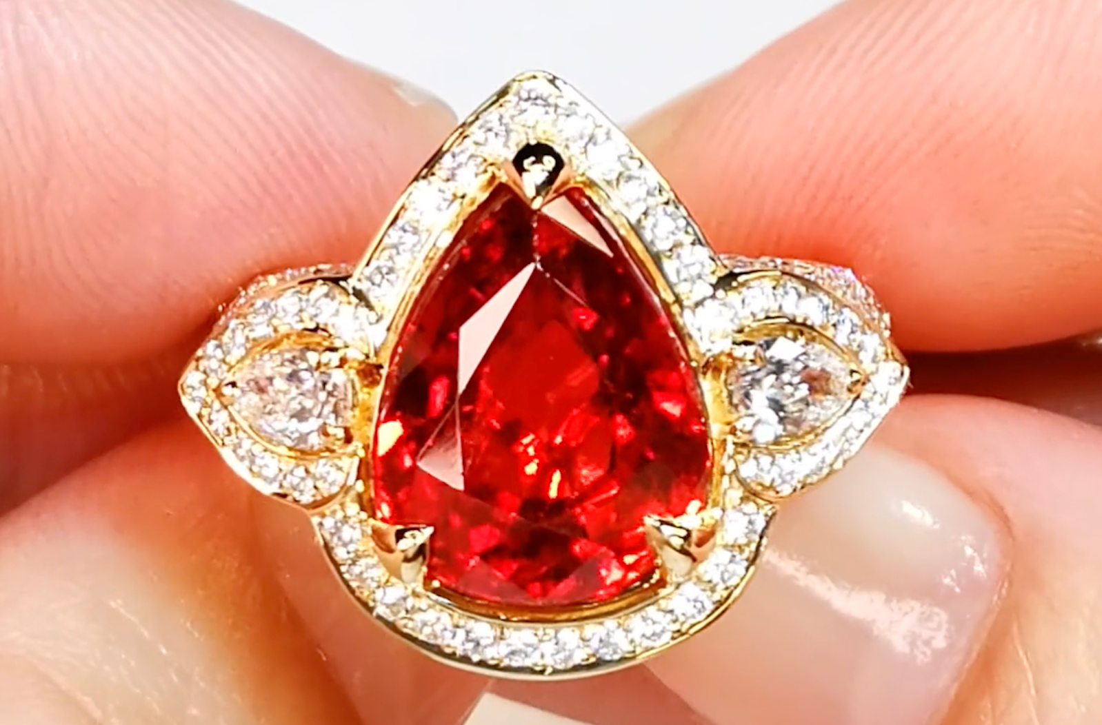 6.79ct Gem Rhodonit Ring mit D Flawless Diamanten, eingefasst in 18 Karat Gelbgold