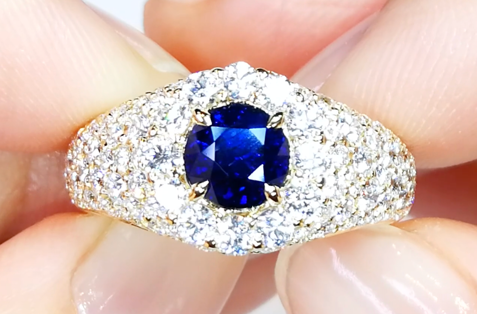 1.57ct nicht erhitzter blauer Mogok Saphir Ring mit D Flawless Diamanten, eingefasst in 18 Karat Gelbgold