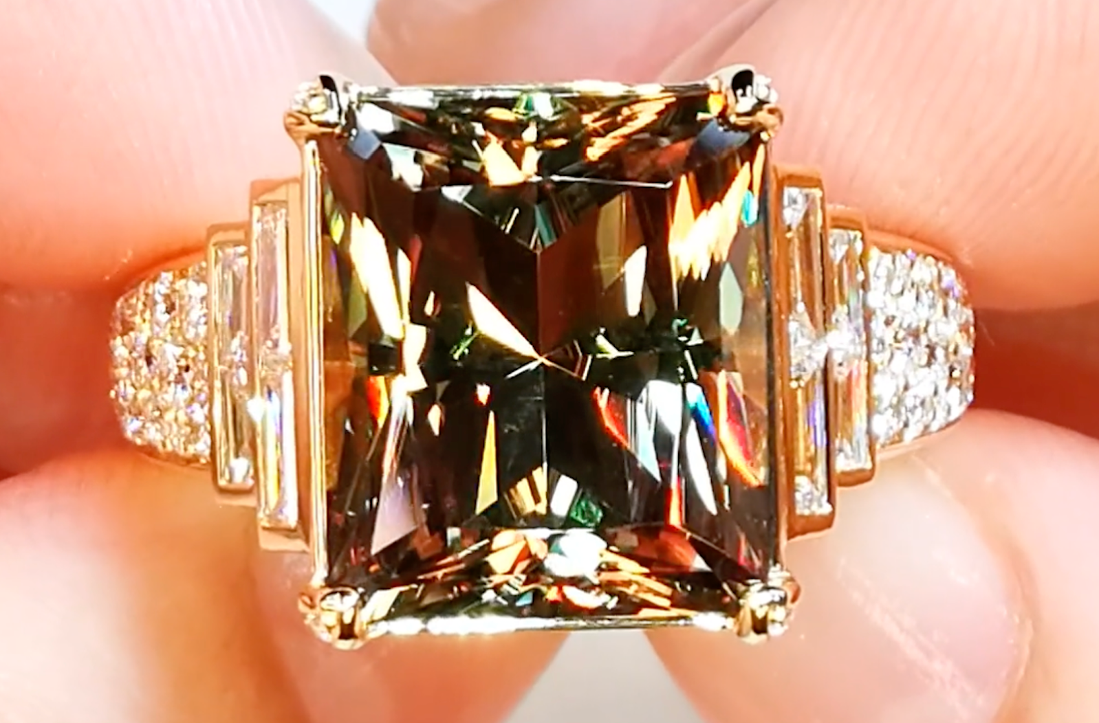 8.64ct Zultanit Ring mit D Flawless Diamanten, eingefasst in 18 Karat Gelbgold