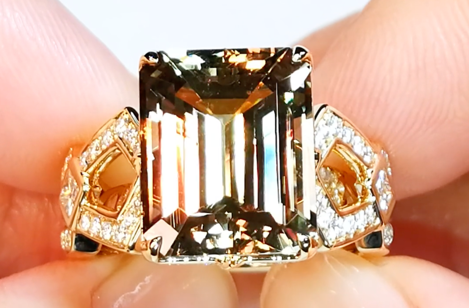 9.88ct Zultanit Ring mit D Flawless Diamanten, eingefasst in 18 Karat Gelbgold