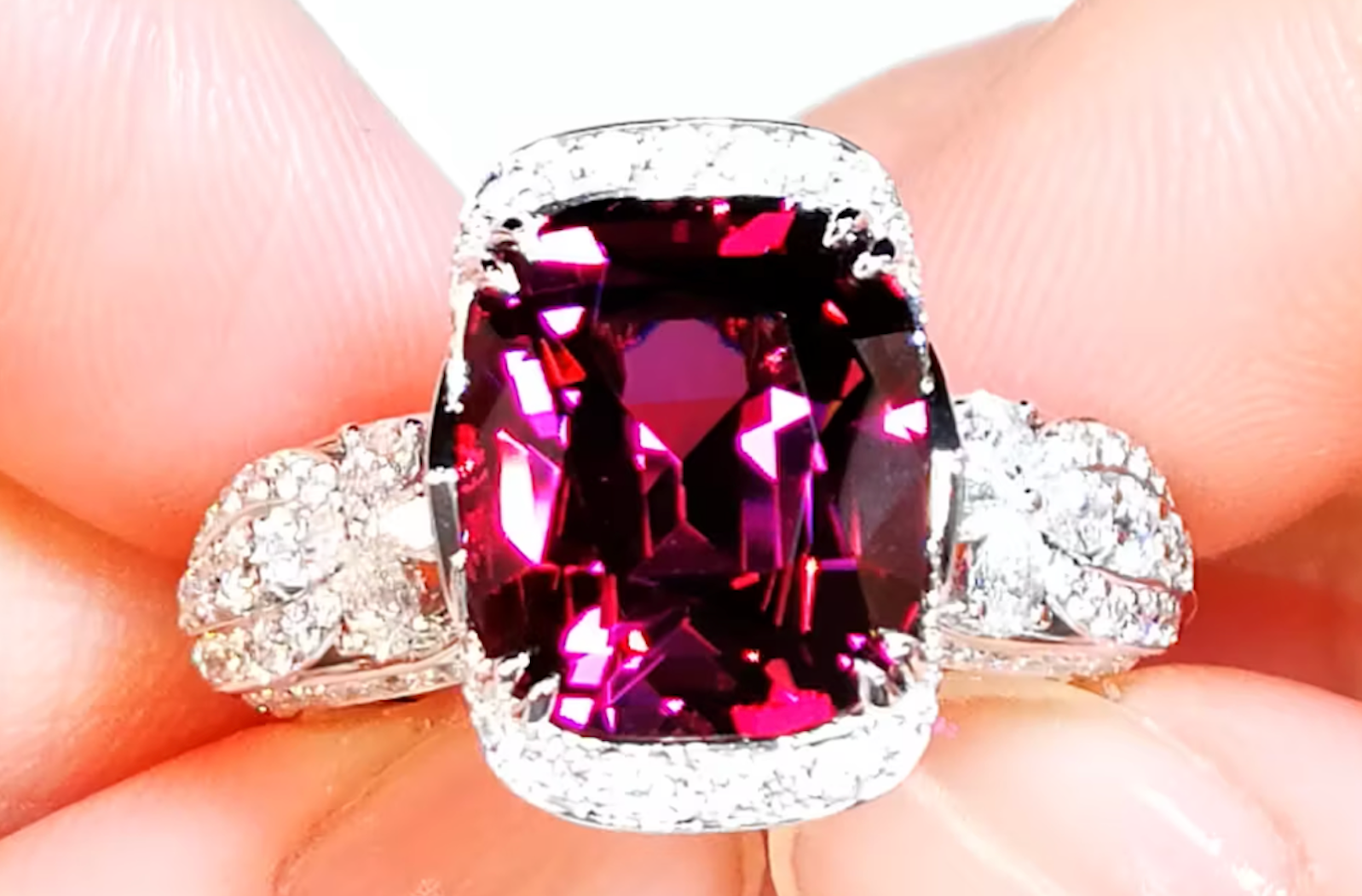 10.79ct Magenta Granat Ring mit D Flawless Diamanten, eingefasst in 18 Karat Weissgold