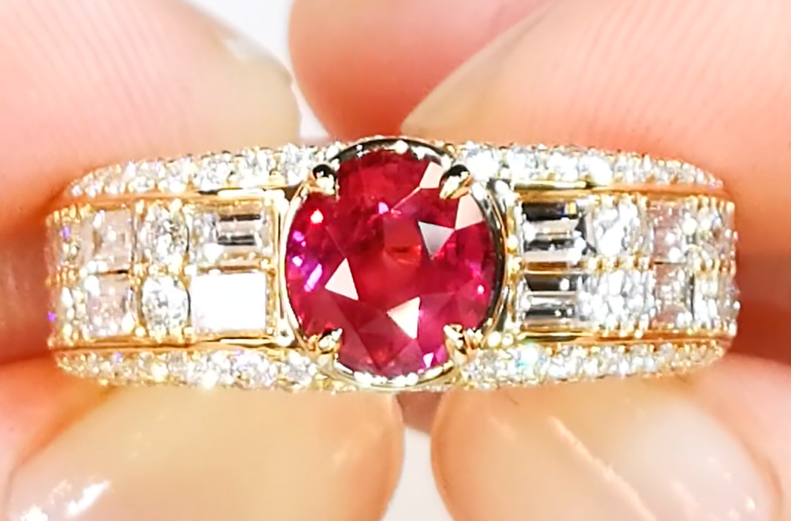 2.03ct nicht erhitzter taubenblutroter Rubin Ring mit D Flawless Diamanten, eingefasst in 18 Karat Gelbgold