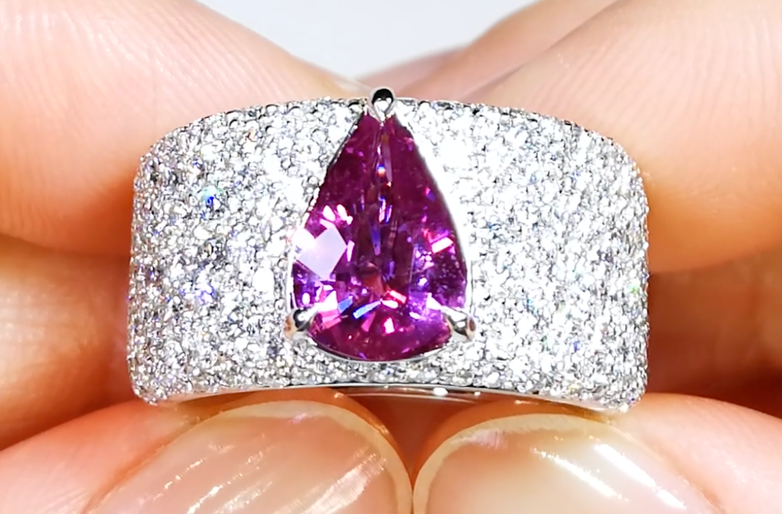 2.34ct Nicht erhitzter Vivid Magenta Saphir Ring mit D Flawless Diamanten, eingefasst in 18 Karat Weissgold