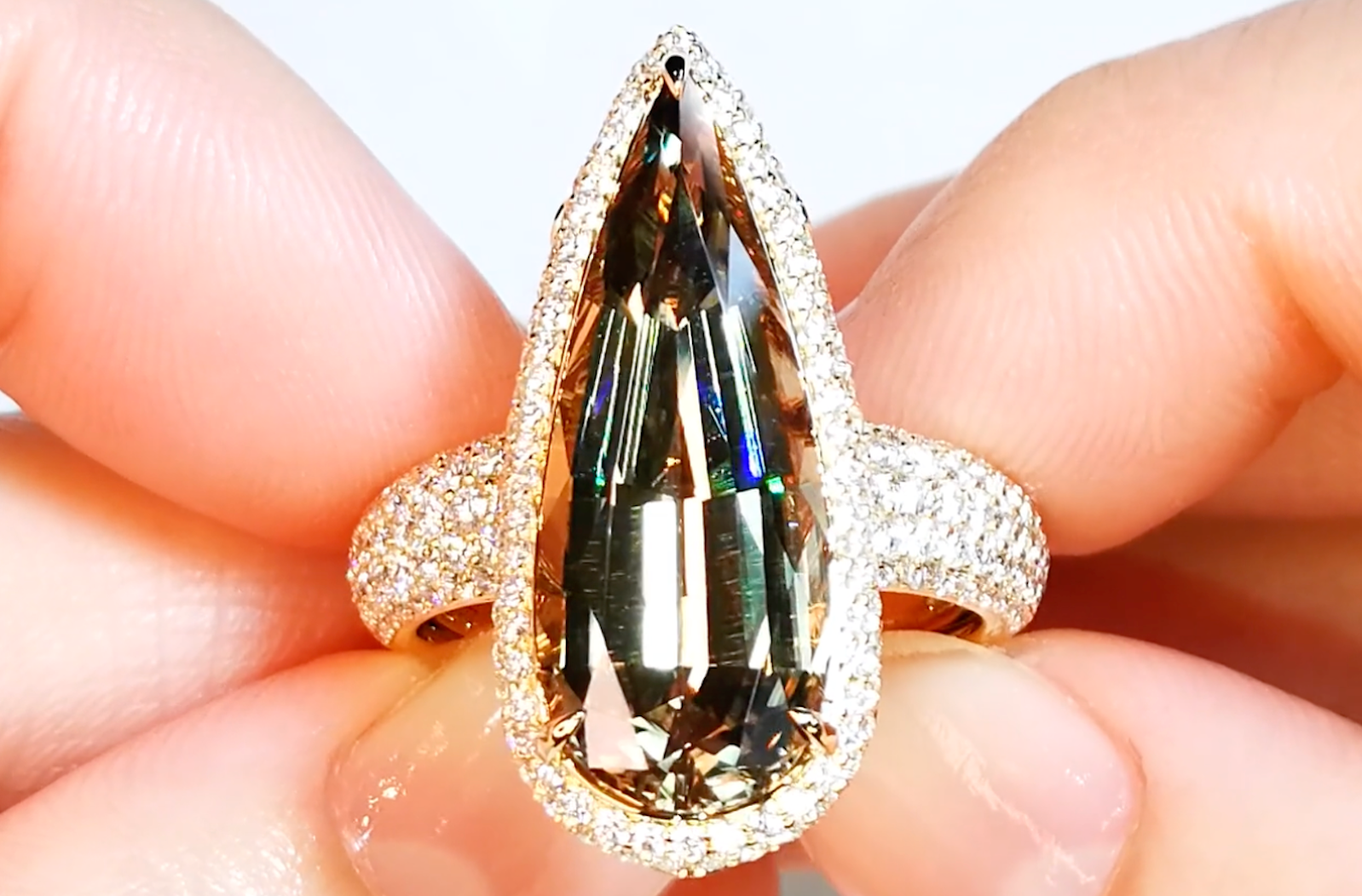 8.17ct Zultanit Ring mit D Flawless Diamanten, eingefasst in 18 Karat Gelbgold