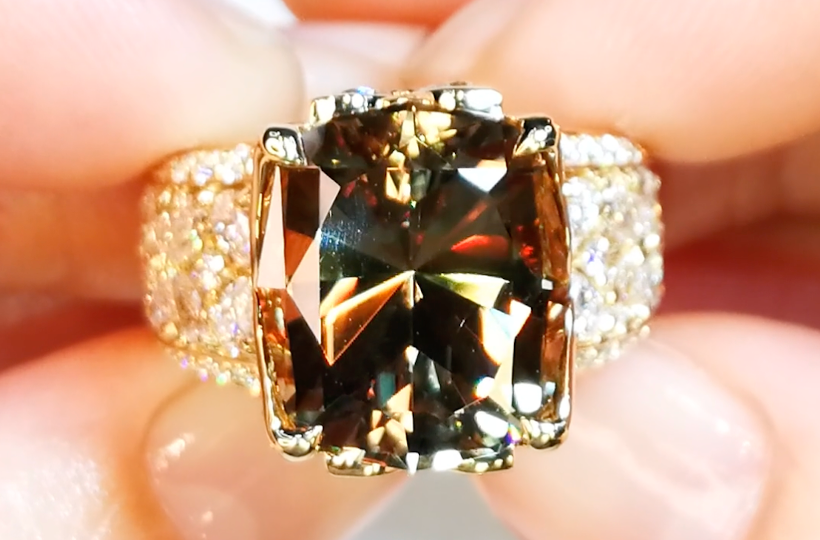 10.05ct Zultanit Ring mit D Flawless Diamanten, eingefasst in 18 Karat Gelbgold