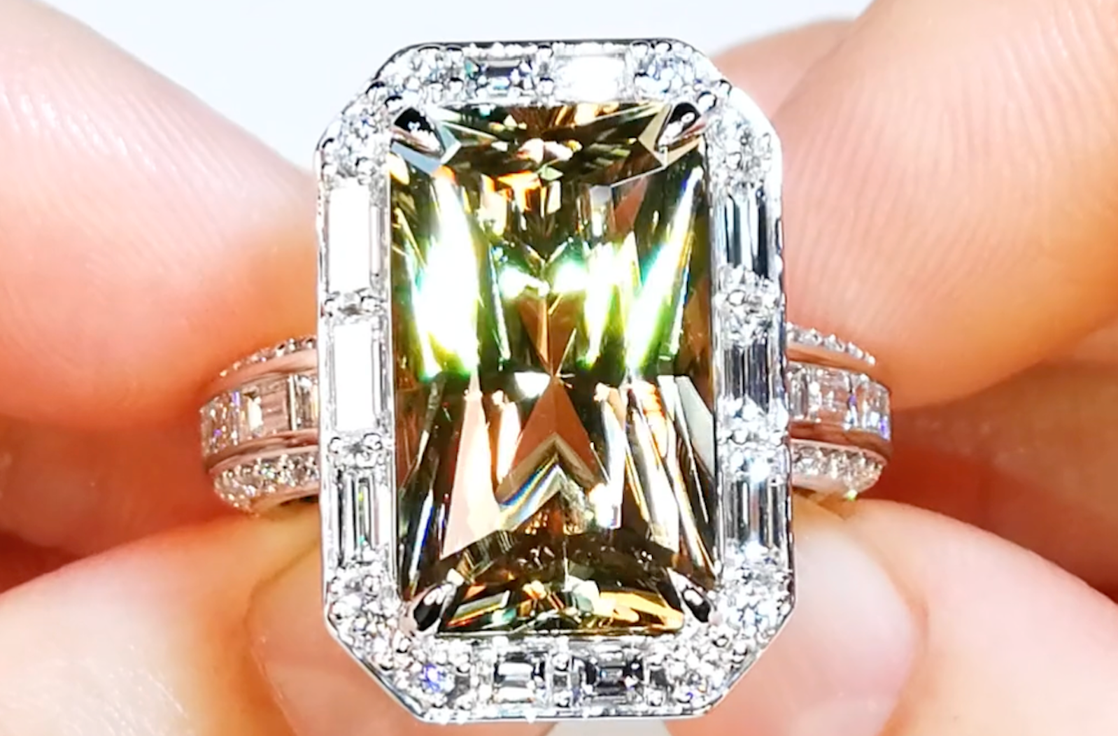 10.35ct Zultanit Ring mit D Flawless Diamanten, eingefasst in 18 Karat Weissgold