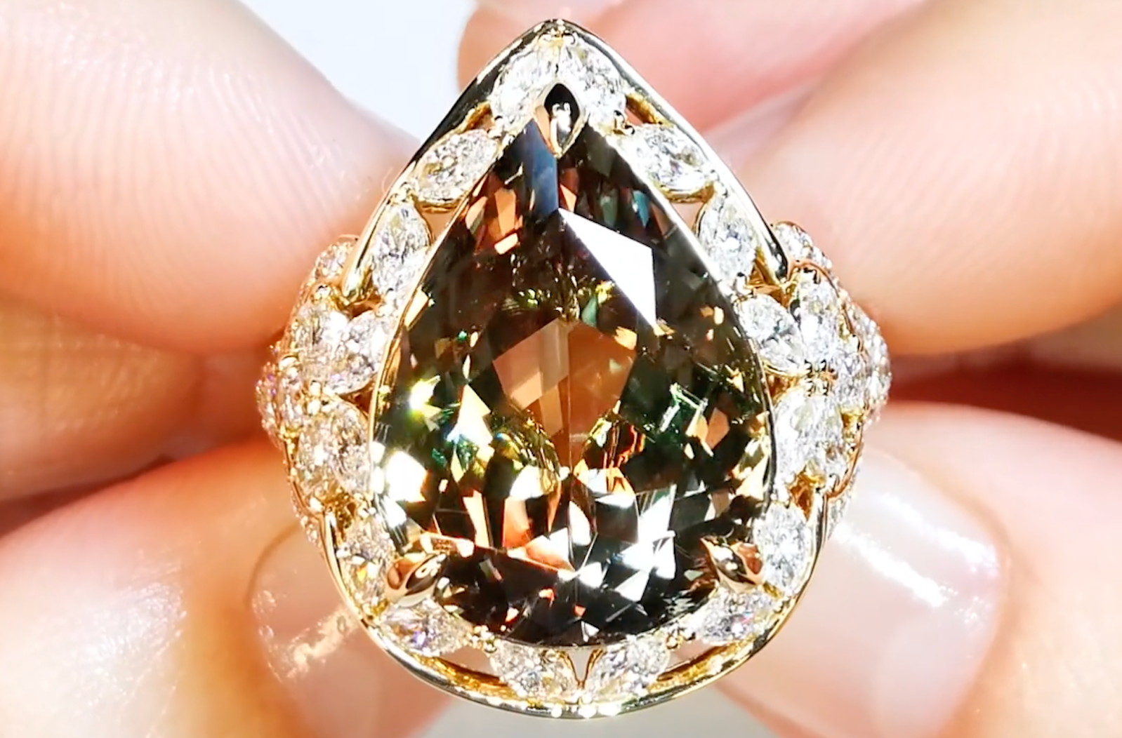 13.72ct Zultanit Ring mit D Flawless Diamanten, eingefasst in 18 Karat Gelbgold