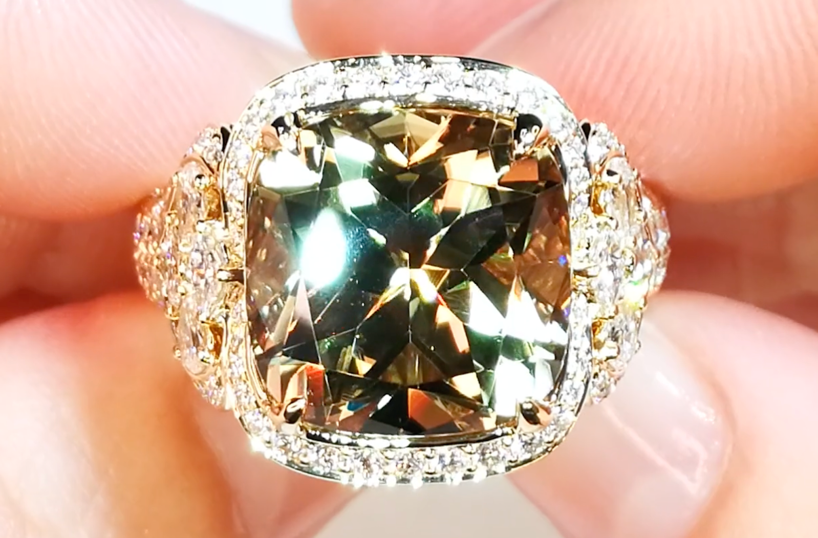 11.37ct Zultanit Ring mit D Flawless Diamanten, eingefasst in 18 Karat Gelbgold