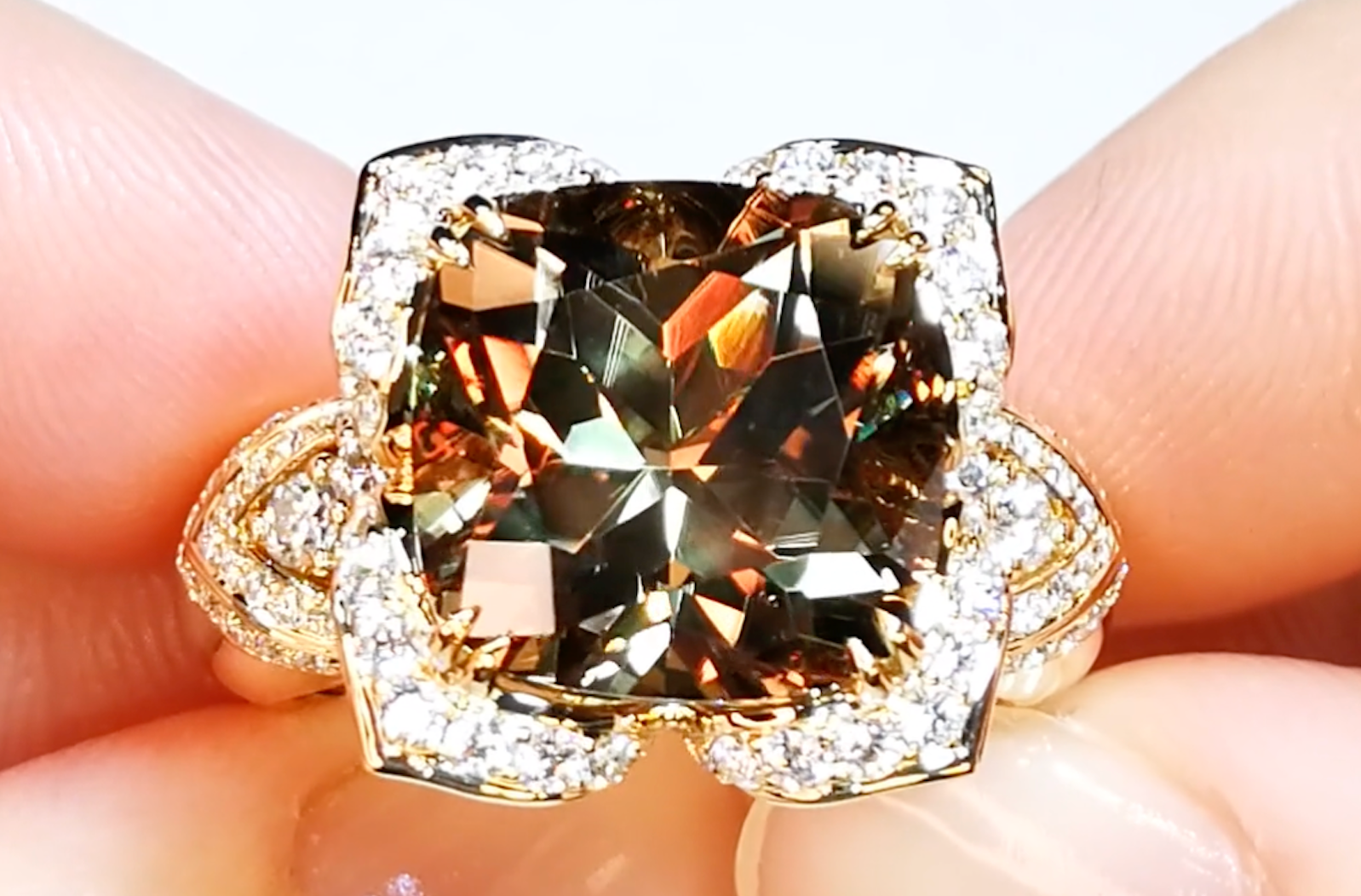 10.04ct Zultanit Ring mit D Flawless Diamanten, eingefasst in 18 Karat Gelbgold