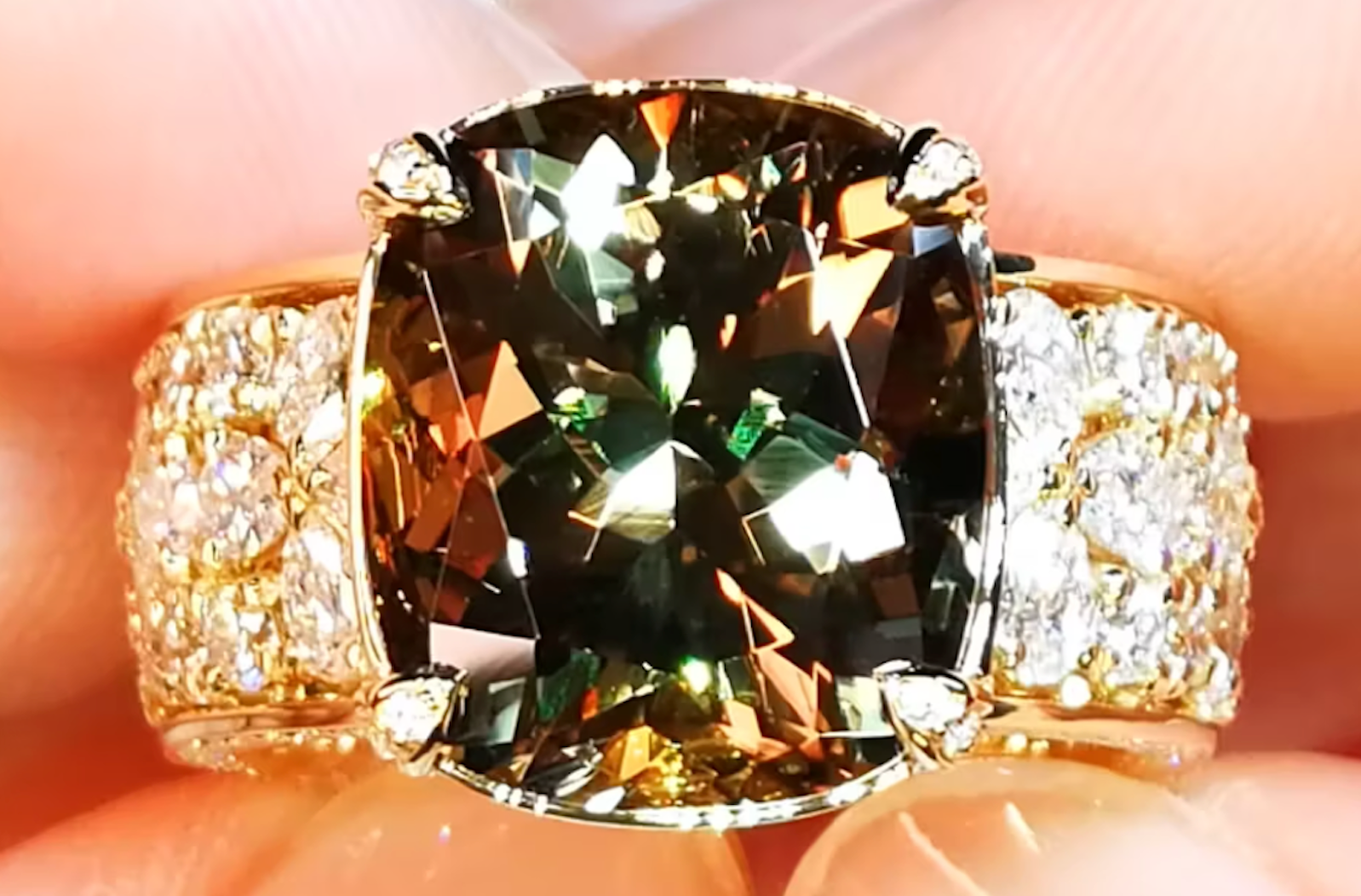 10.26ct Zultanit Ring mit D Flawless Diamanten, eingefasst in 18 Karat Gelbgold