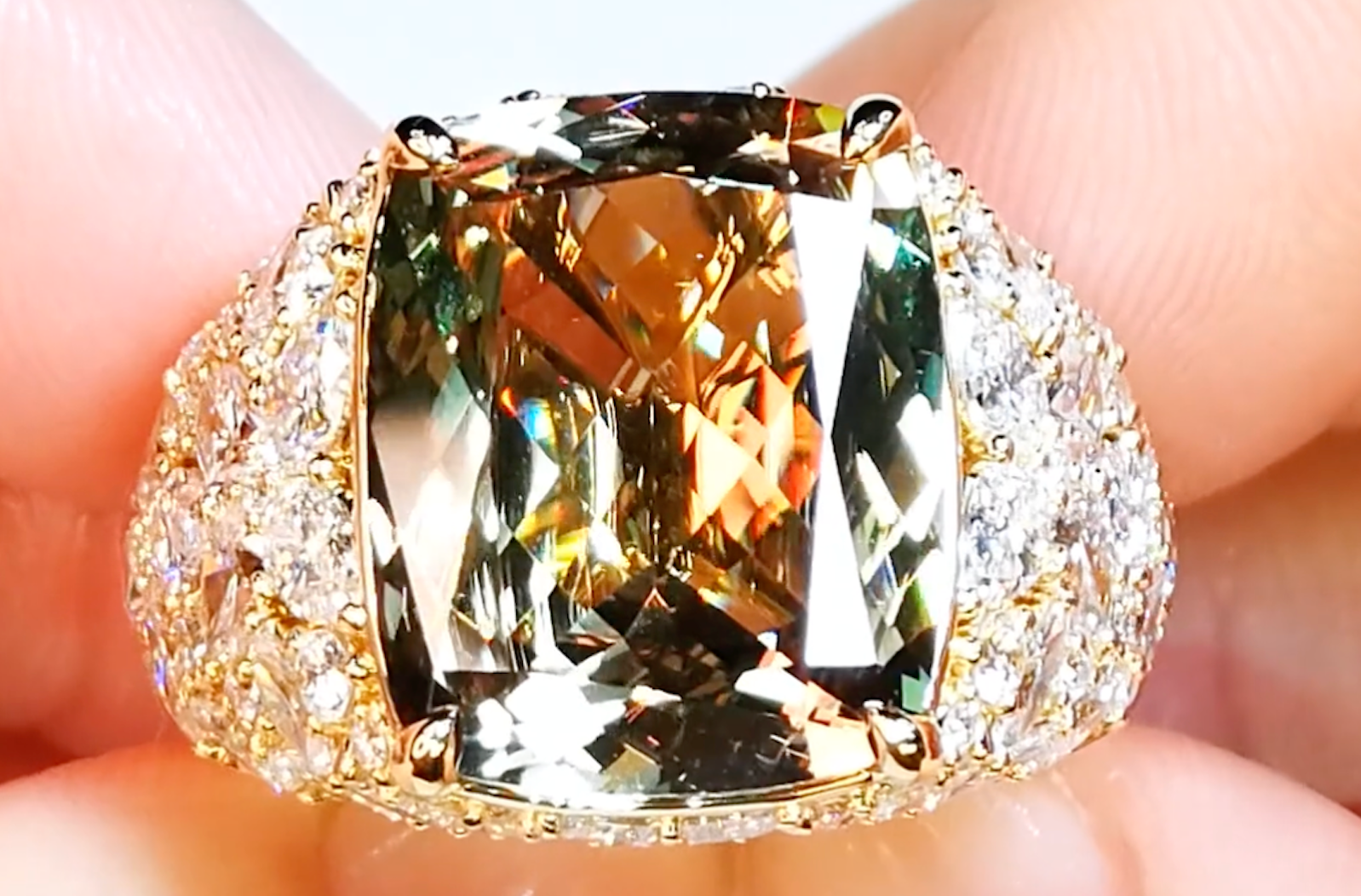 11.22ct Zultanit Ring mit D Flawless Diamanten, eingefasst in 18 Karat Gelbgold