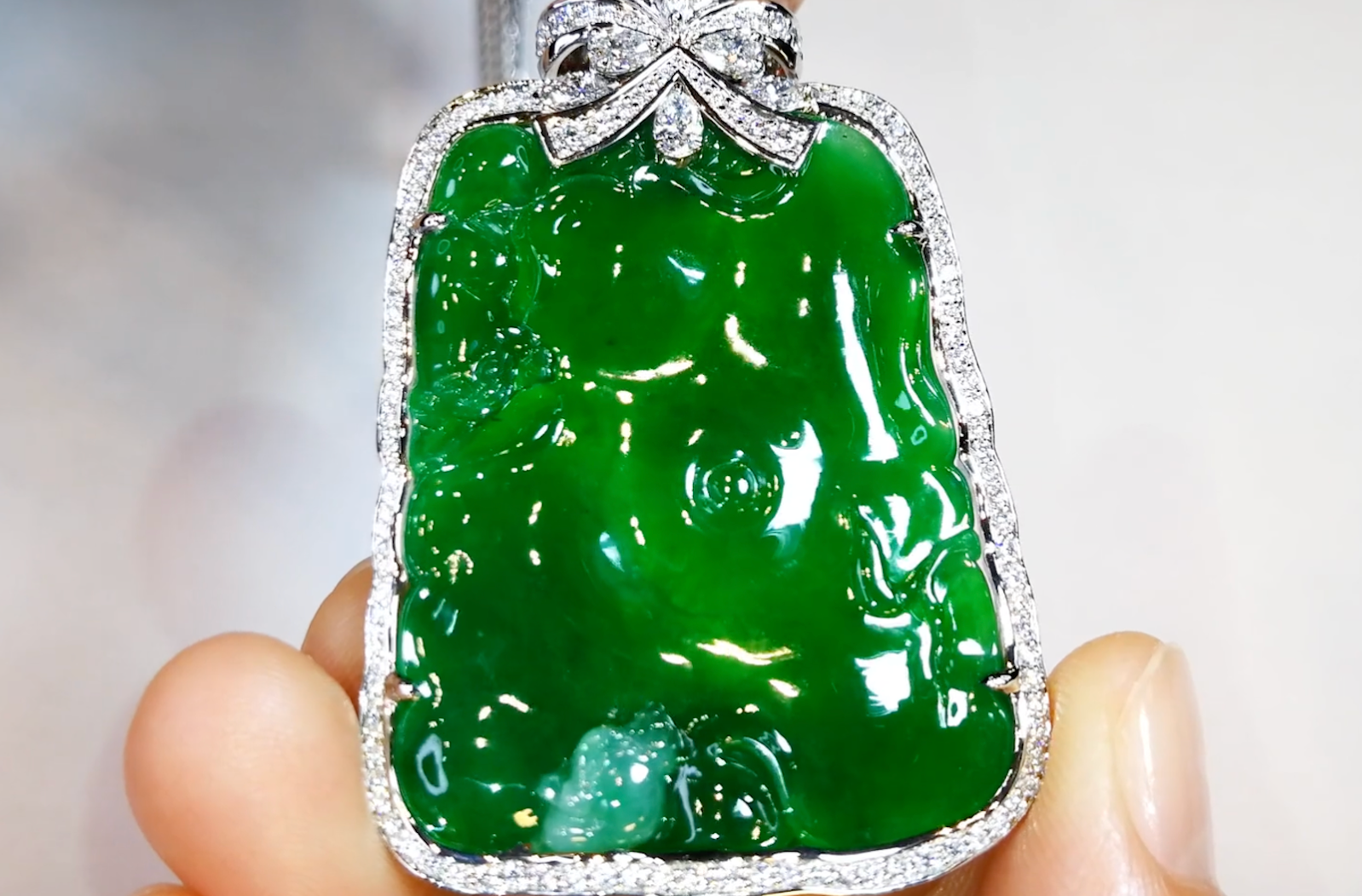 71.67ct Fei Cui Imperial A Jadeit Halskette mit D Flawless Diamanten, eingefasst in 18 Karat Weissgold