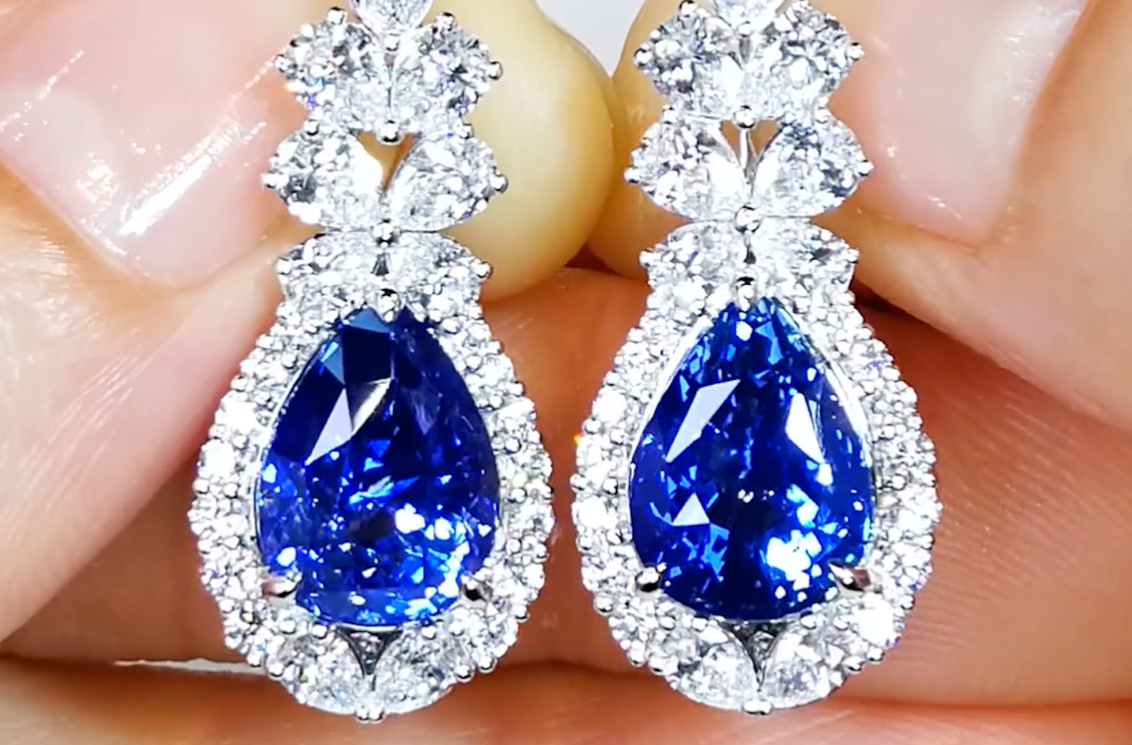 10.01ct Nicht erhitzter kornblumenblauer Vivid Kaschmir Typ Saphir Ohrringe mit D Flawless Diamanten, eingefasst in 18 Karat Weissgold