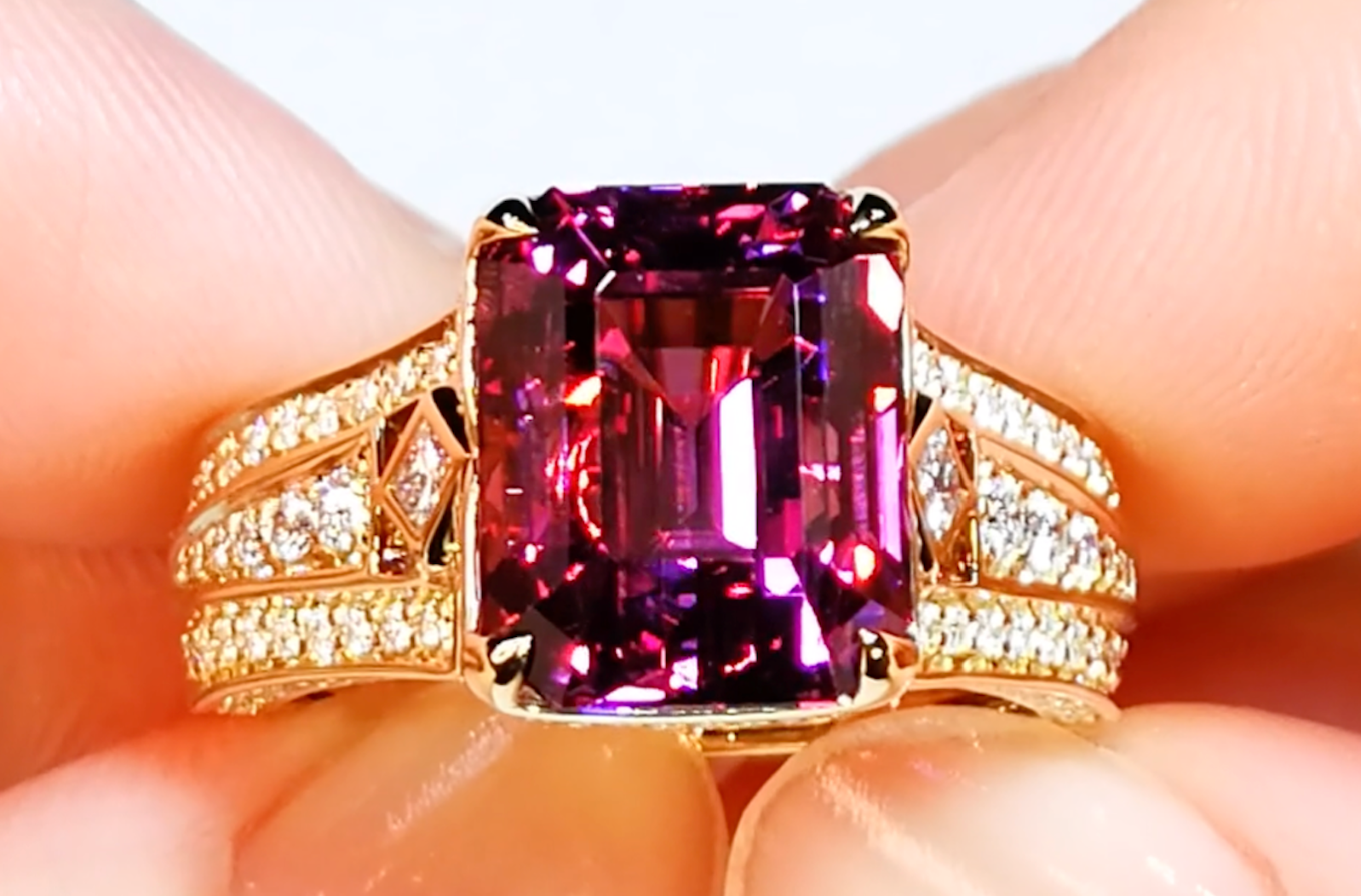 9.43ct Himbeer Ceylon Granat Ring mit D Flawless Diamanten, eingefasst in 18 Karat Gelbgold