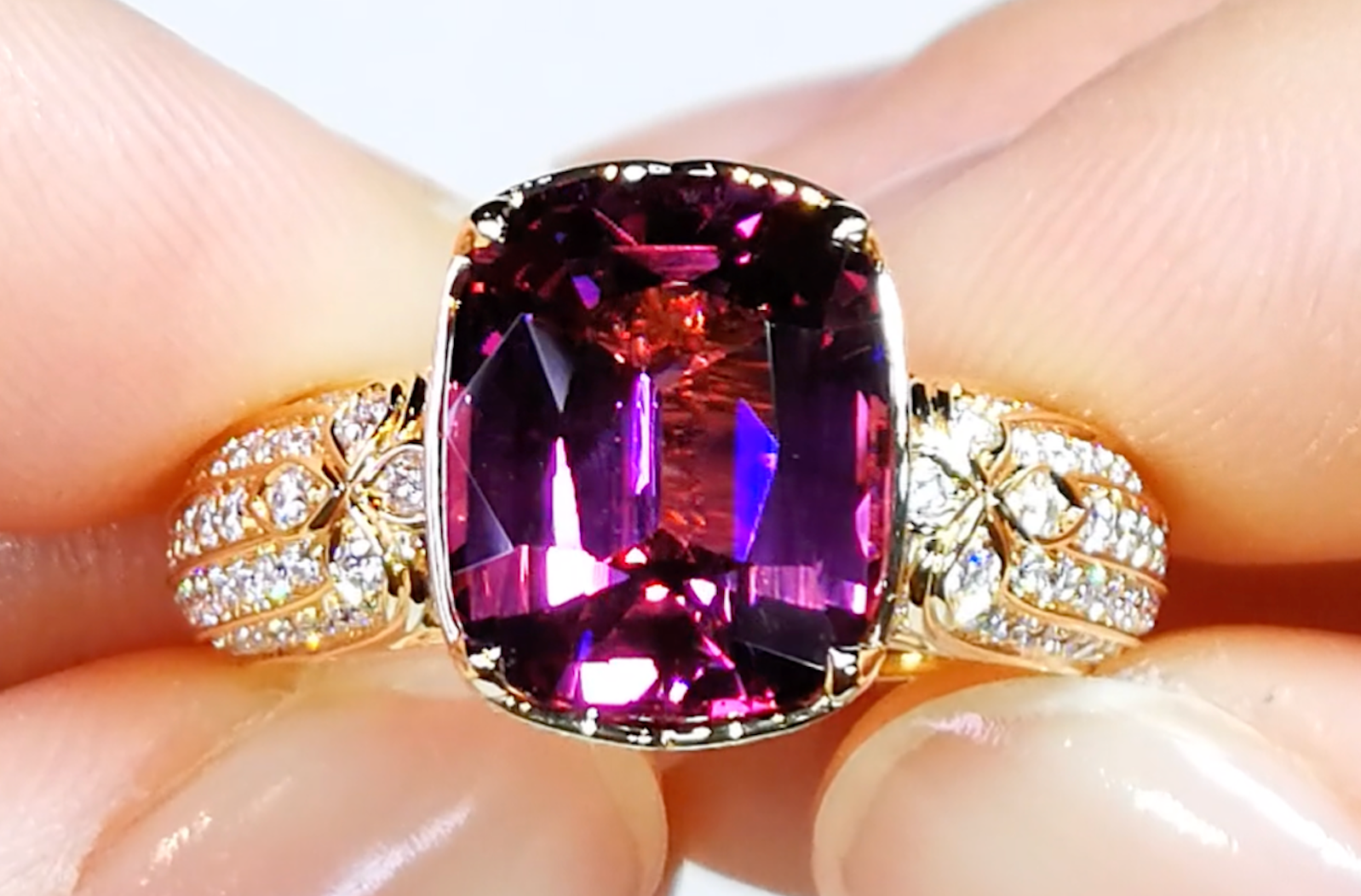 6.45ct Magenta Granat Ring mit D Flawless Diamanten, eingefasst in 18 Karat Gelbgold