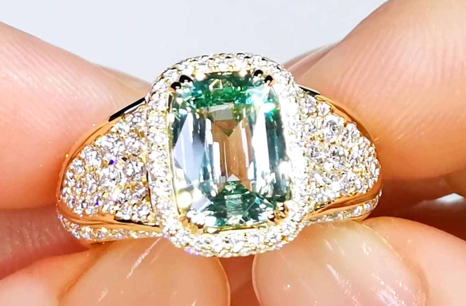 3.03ct Neon Vanadium Chrysoberyll Ring mit D Flawless Diamanten, eingefasst in 18 Karat Gelbgold