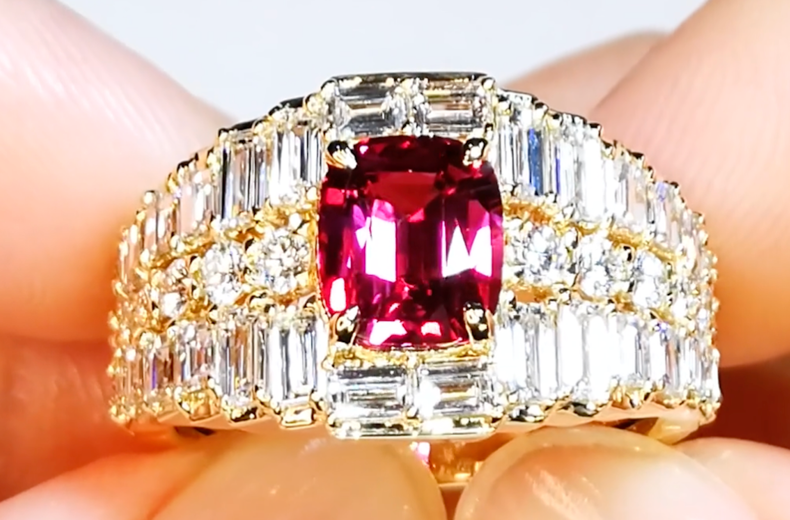 2.16ct nicht erhitzter intensiv roter Rubin Ring mit D Flawless Diamanten, eingefasst in 18 Karat Gelbgold