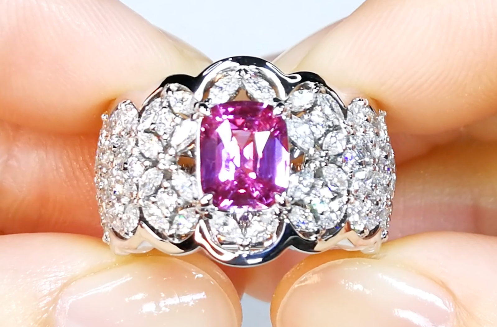 2.03ct Nicht erhitzter intensiv Hot Pink Saphir Ring mit D Flawless Diamanten, eingefasst in 18 Karat Weissgold