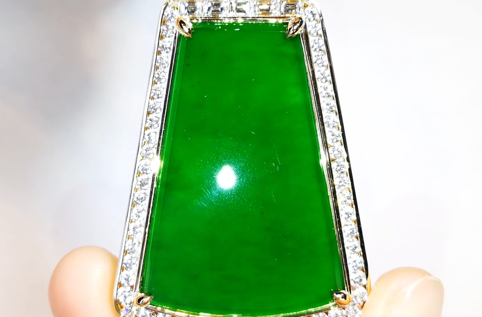 28.47ct Fei Cui Imperial A Jadeit Halskette mit D Flawless Diamanten, eingefasst in 18 Karat Gelbgold