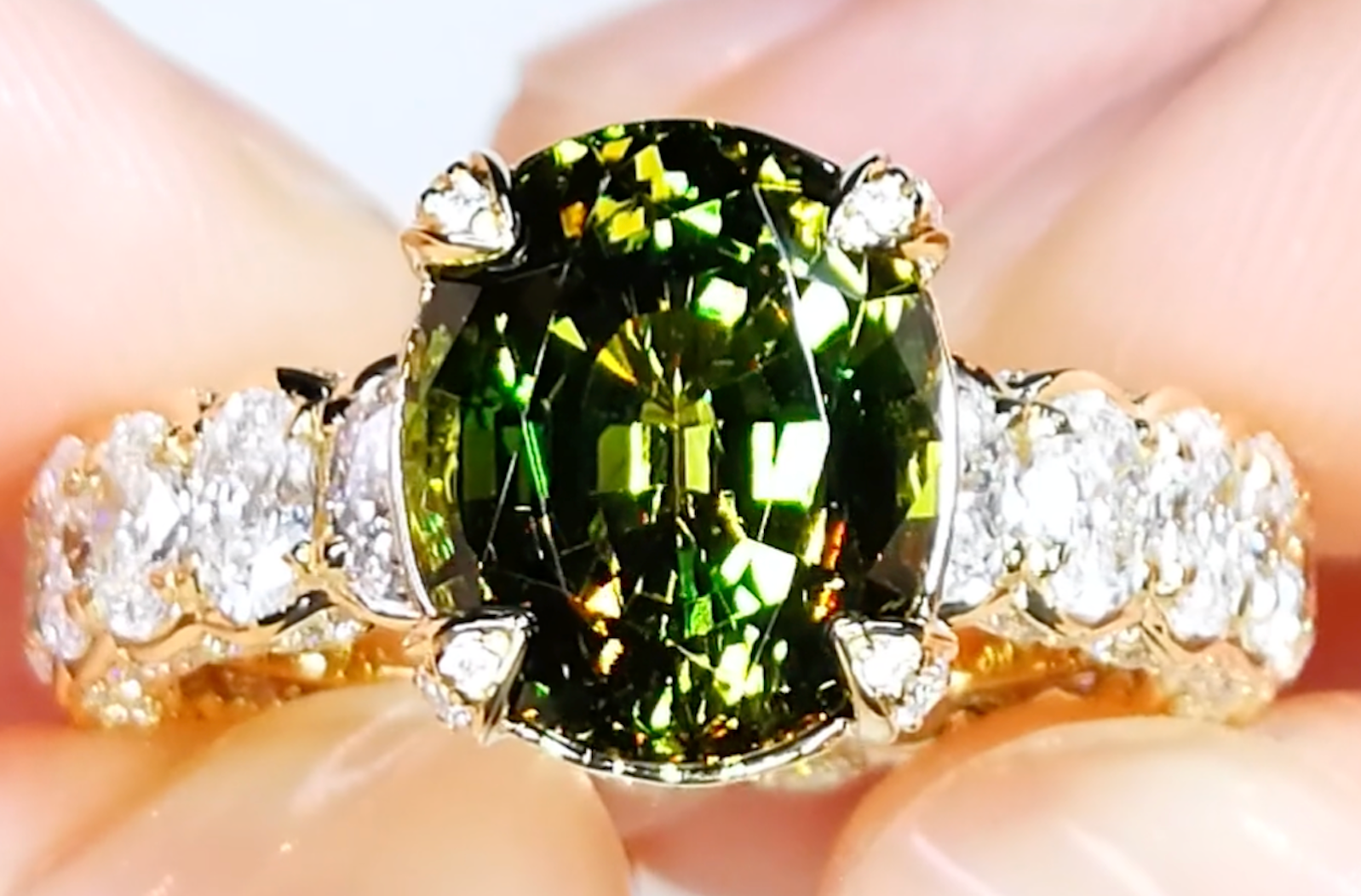 5.33ct Intensiv lebendiger Demantoid Ring mit D Flawless Diamanten, eingefasst in 18 Karat Gelbgold
