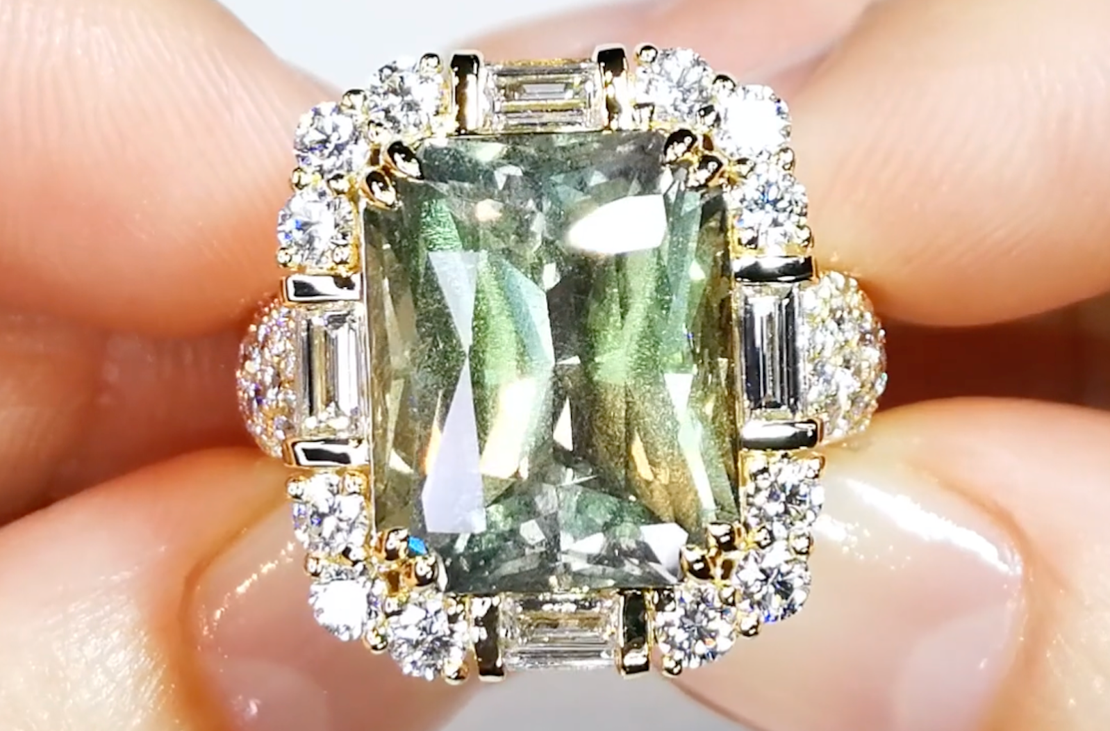 12.20ct Schiller Sheen Grüner Saphir Ring mit D Flawless Diamanten, eingefasst in 18 Karat Gelbgold