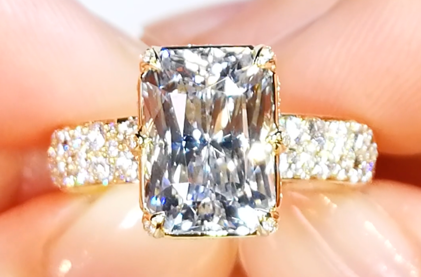 6.54ct nicht erhitzter weisser Ceylon Saphir Ring mit D Flawless Diamanten, eingefasst in 18 Karat Gelbgold