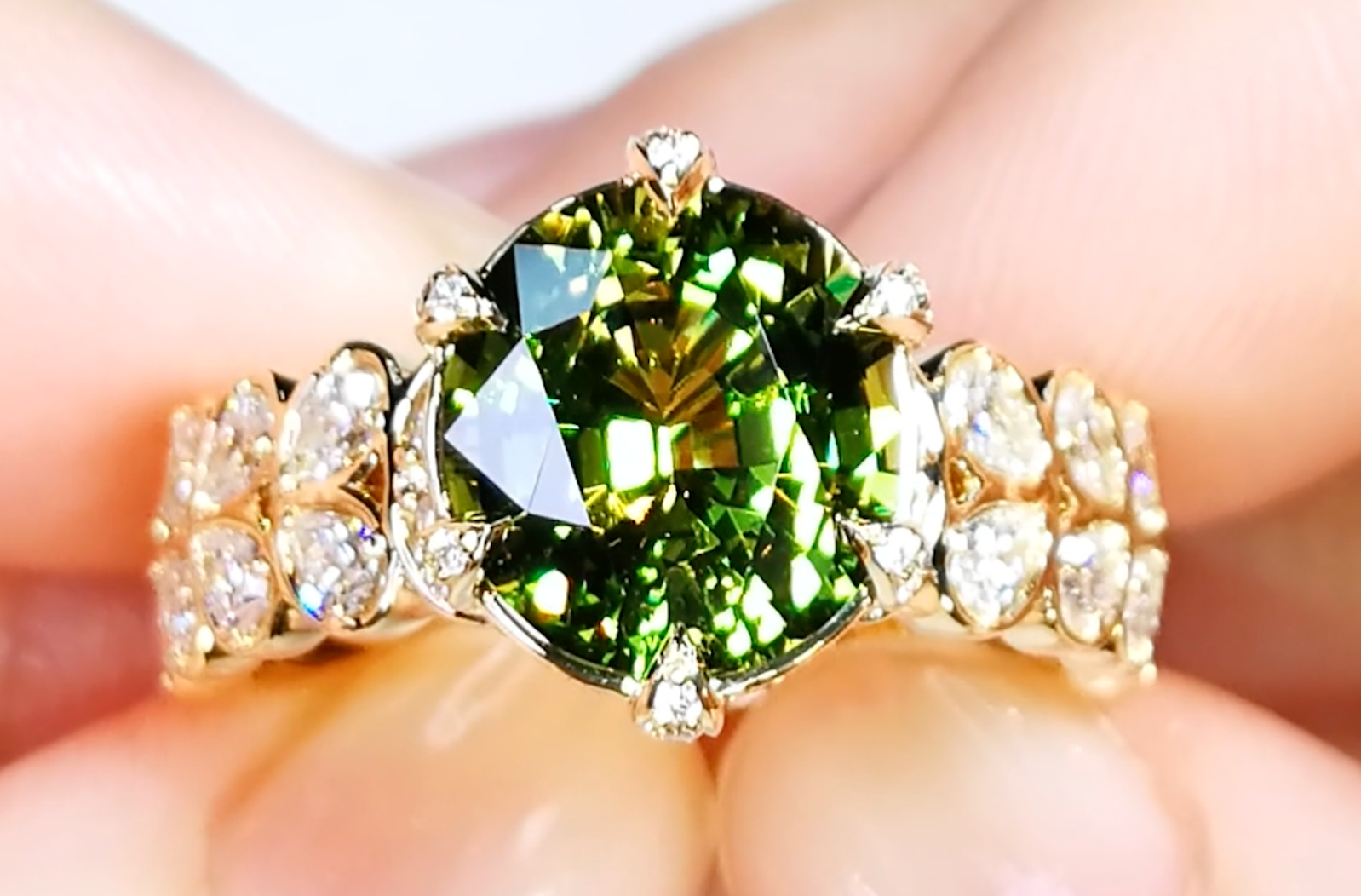 4.54ct Intensiv lebendiger Demantoid Ring mit D Flawless Diamanten, eingefasst in 18 Karat Gelbgold