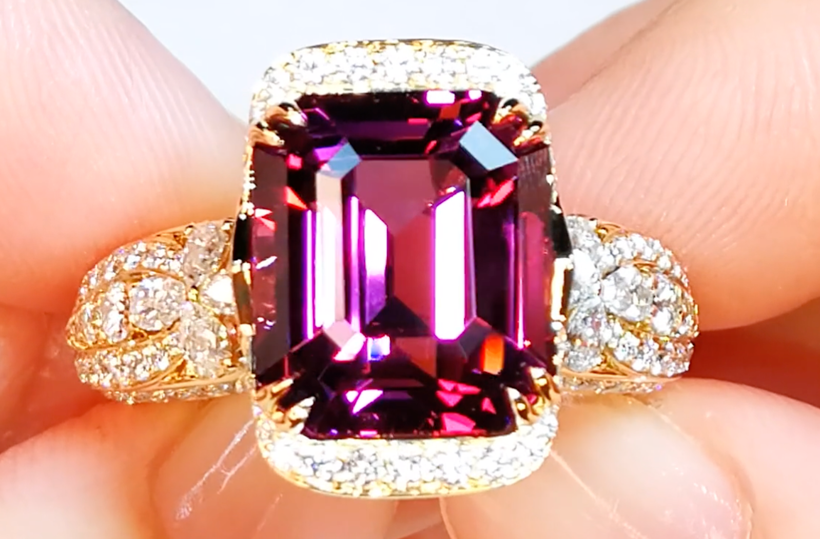 10.17ct Magenta Granat Ring mit D Flawless Diamanten, eingefasst in 18 Karat Gelbgold