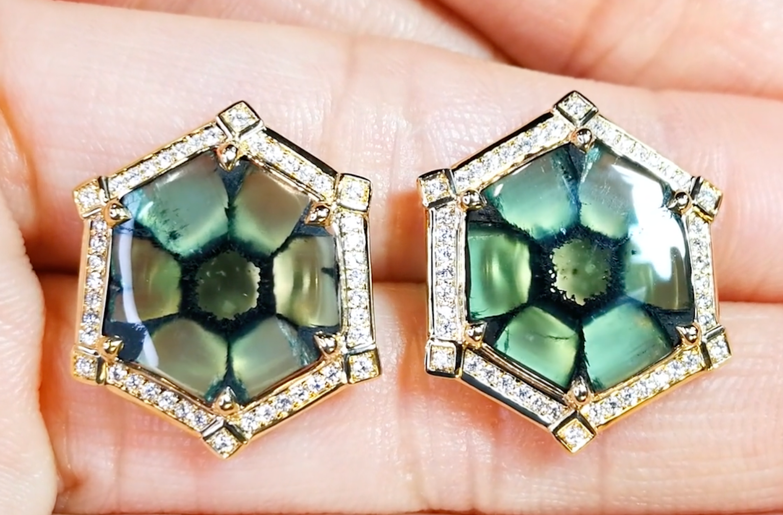 11.72ct Ölfreier kolumbianischer Muzo Trapiche Smaragd Ohrringe mit D Flawless Diamanten, eingefasst in 18 Karat Gelbgold