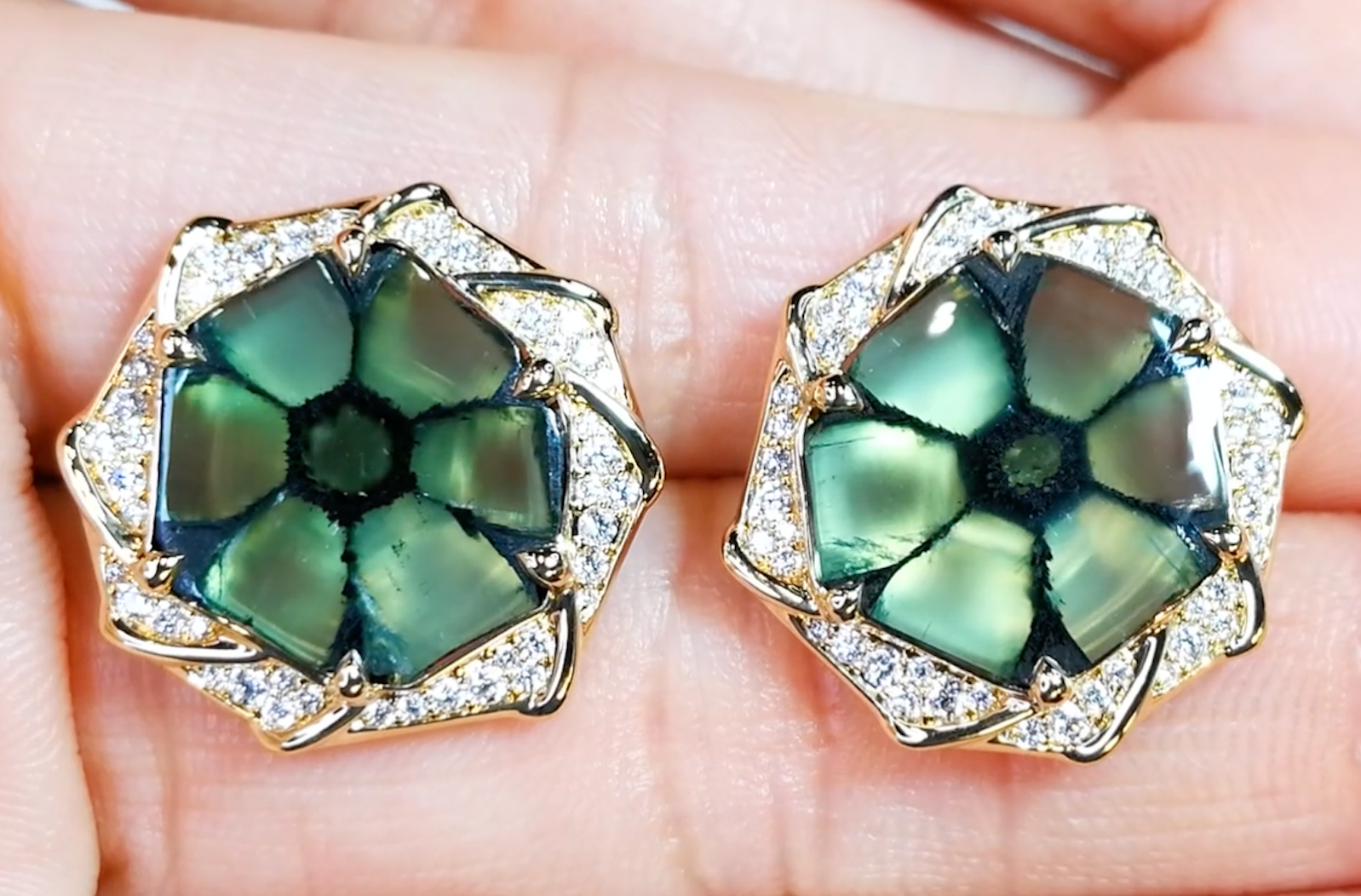 12.09ct Ölfreier kolumbianischer Muzo Trapiche Smaragd Ohrringe mit D Flawless Diamanten, eingefasst in 18 Karat Gelbgold