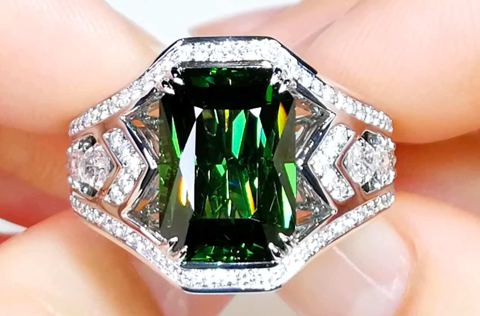 8.35ct grüner Zirkon Ring mit D Flawless Diamanten, eingefasst in 18 Karat Weissgold