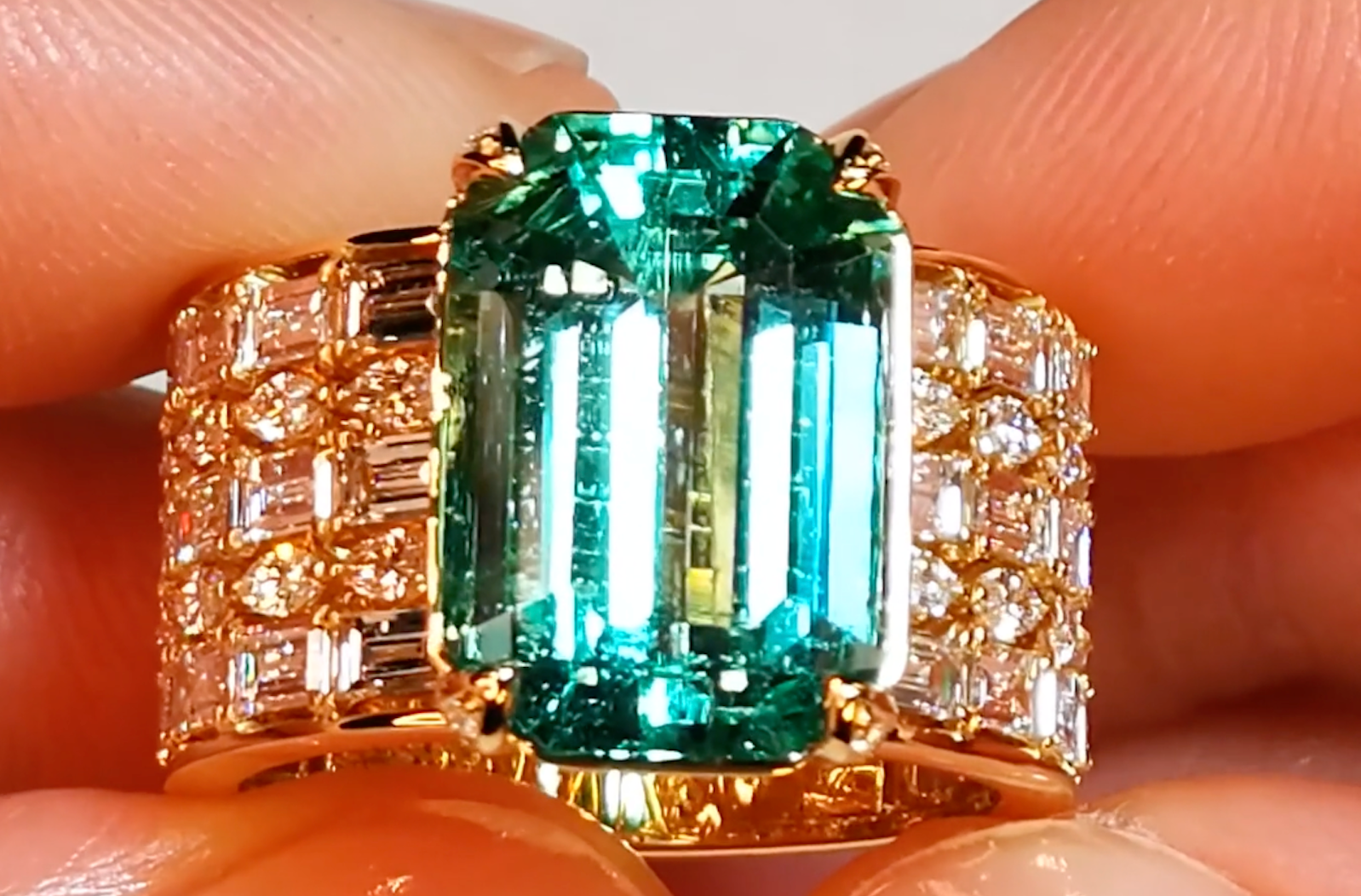 7.41ct Ölfreier intensiv grüner Kristall Smaragd Ring mit D Flawless Diamanten, eingefasst in 18 Karat Gelbgold