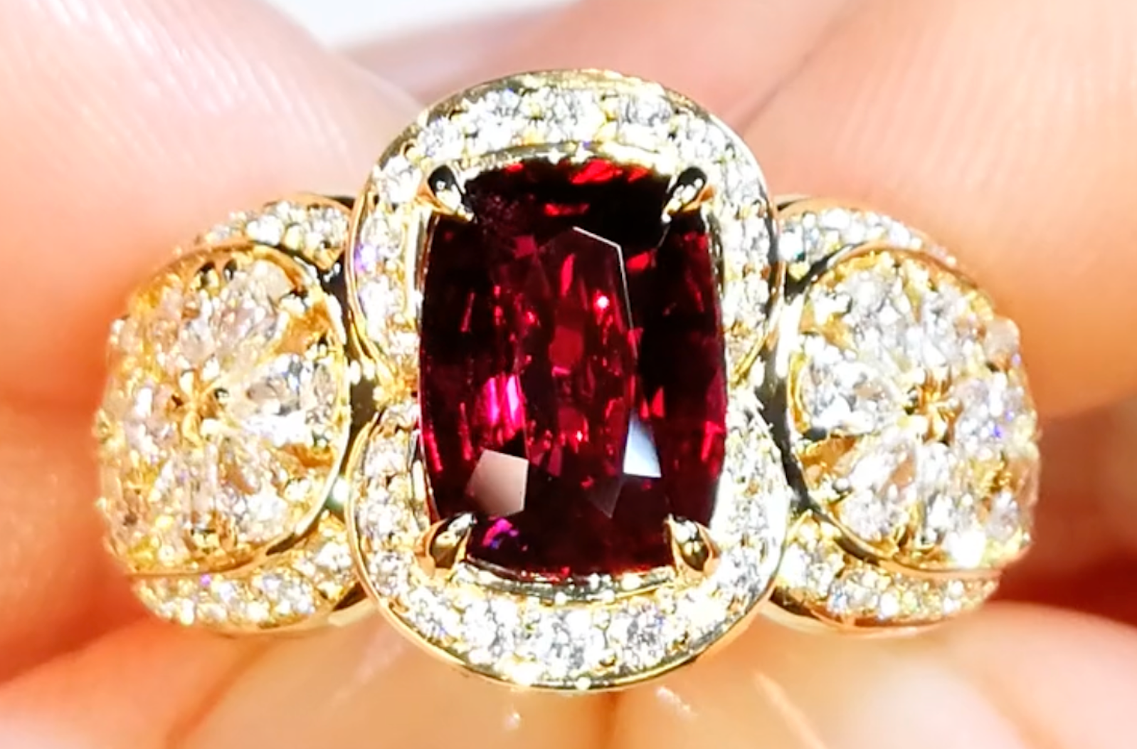 3.04ct nicht erhitzter taubenblutroter Rubin Ring mit D Flawless Diamanten, eingefasst in 18 Karat Gelbgold