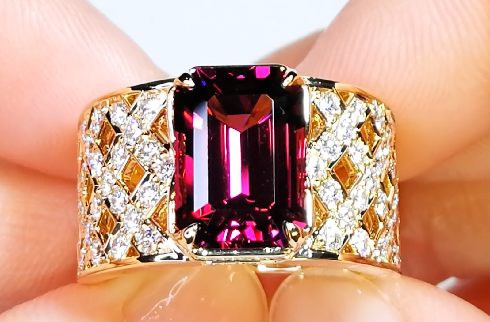 5.56ct Magenta Granat Ring mit D Flawless Diamanten, eingefasst in 18 Karat Gelbgold