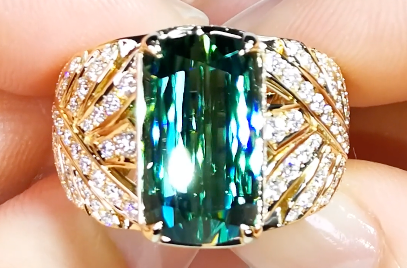 9.69ct Lupenreiner afghanischer Lagunen Indikolit Tumalin Ring mit D Flawless Diamanten, eingefasst in 18 Karat Gelbgold