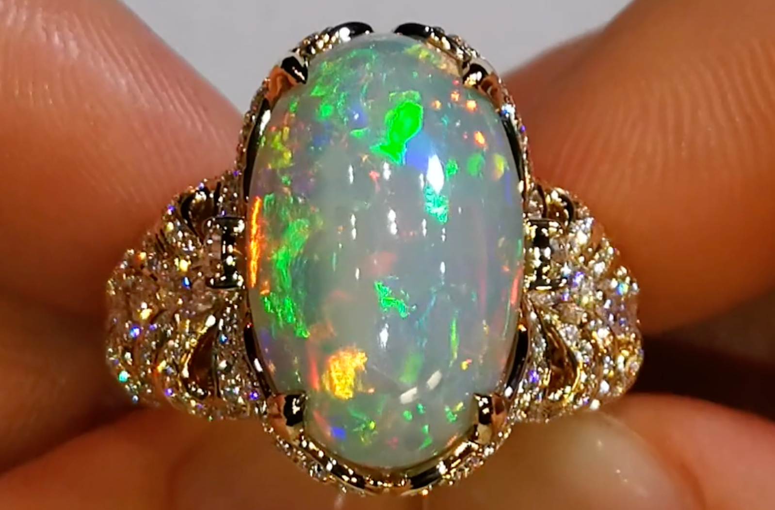 10.48ct schwarzer indonesischer Opal Ring mit D Flawless Diamanten, eingefasst in 18 Karat Gelbgold