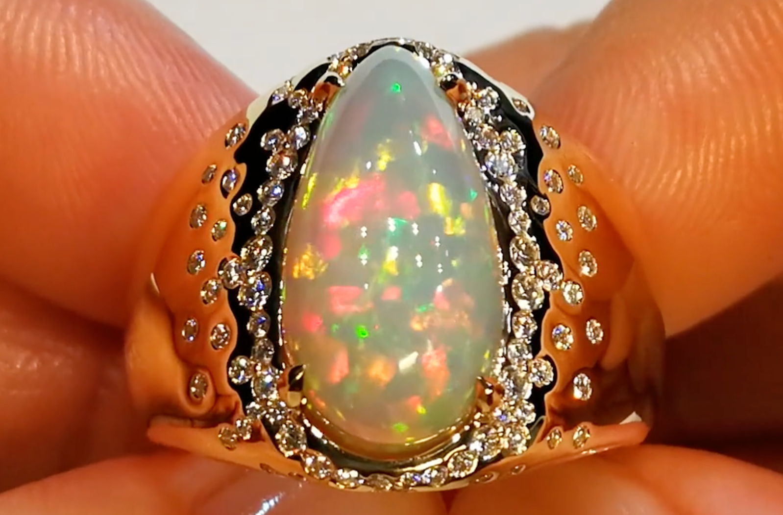 5.86ct Schwarzer Opal Ring mit D Flawless Diamanten, eingefasst in 18 Karat Gelbgold