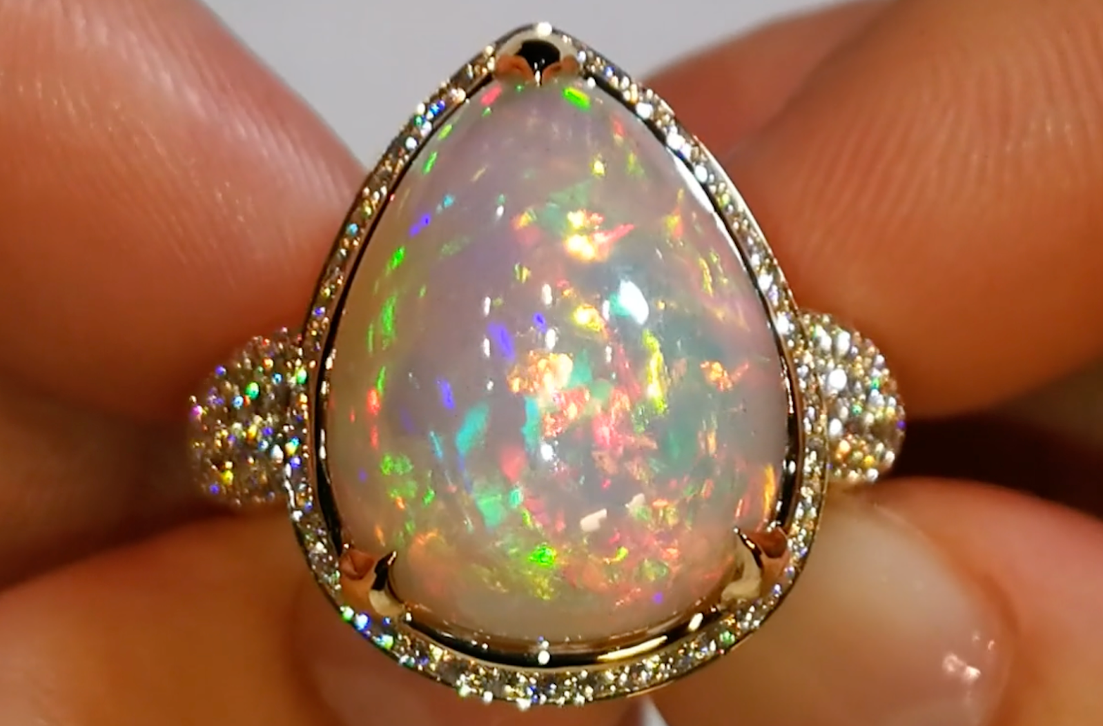 11.37ct schwarzer indonesischer Opal Ring mit D Flawless Diamanten, eingefasst in 18 Karat Gelbgold