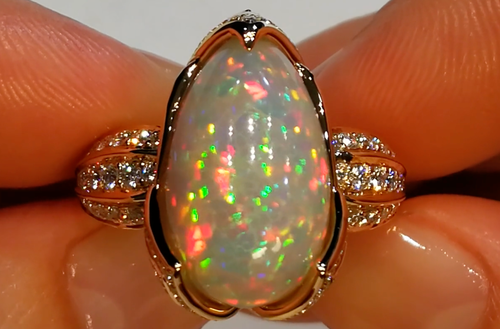8.86ct schwarzer indonesischer Opal Ring mit D Flawless Diamanten, eingefasst in 18 Karat Gelbgold