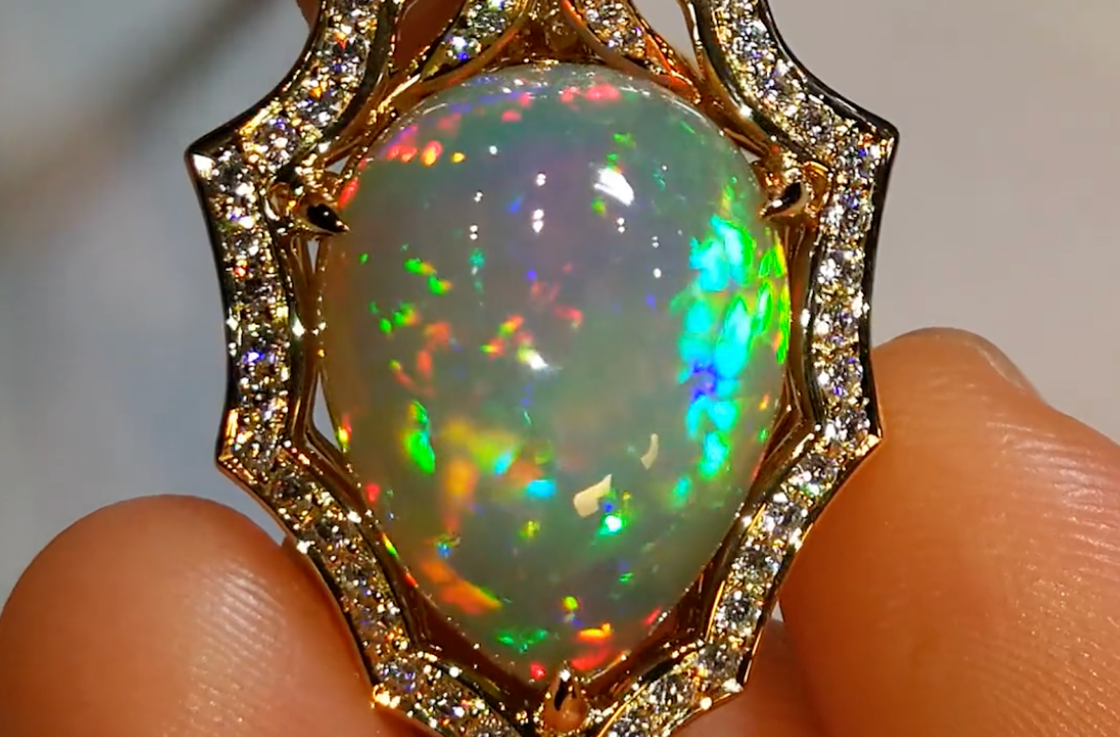 10.45ct schwarzer indonesischer Opal Halskette mit D Flawless Diamanten, eingefasst in 18 Karat Gelbgold