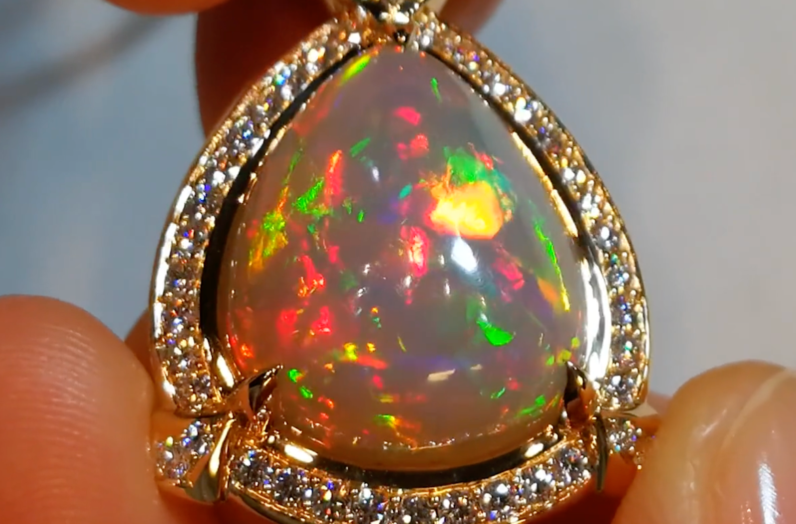 12.26ct schwarzer indonesischer Opal Halskette mit D Flawless Diamanten, eingefasst in 18 Karat Gelbgold