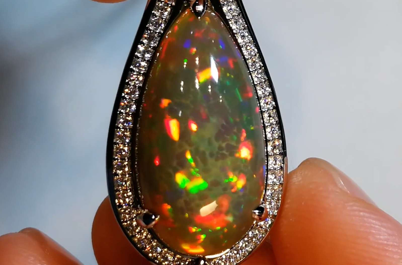 9.97ct schwarzer indonesischer Opal Halskette mit D Flawless Diamanten, eingefasst in 18 Karat Weissgold