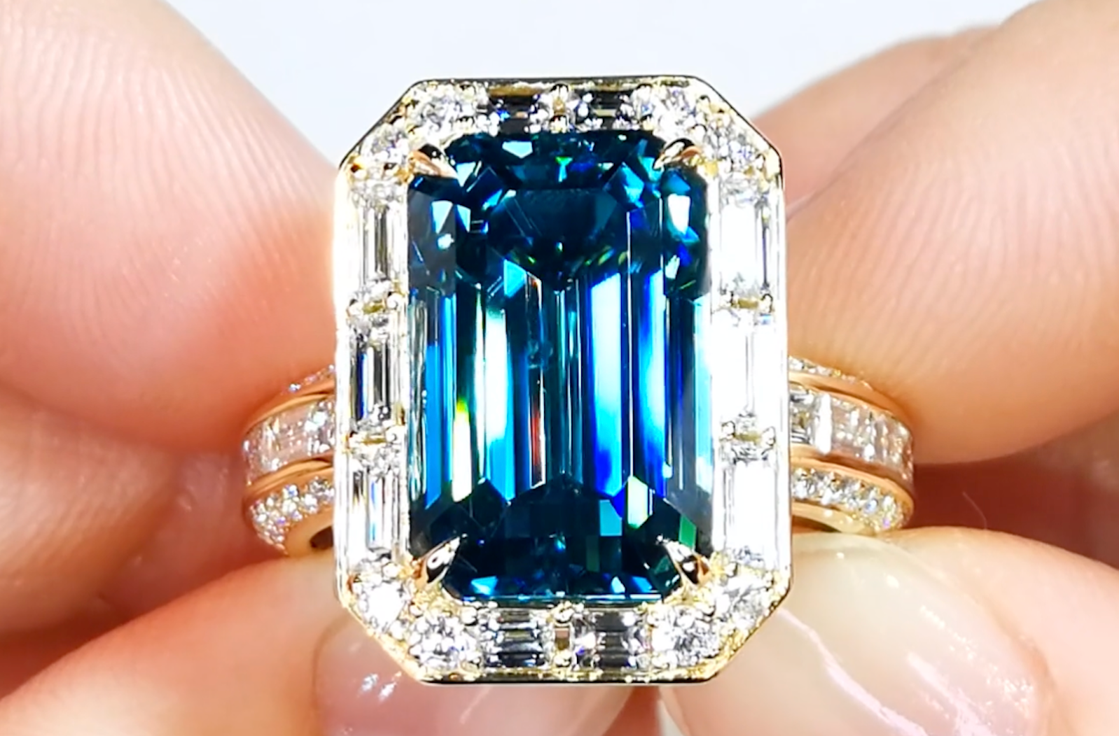 18.09ct blauer Zirkon Ring mit D Flawless Diamanten, eingefasst in 18 Karat Gelbgold