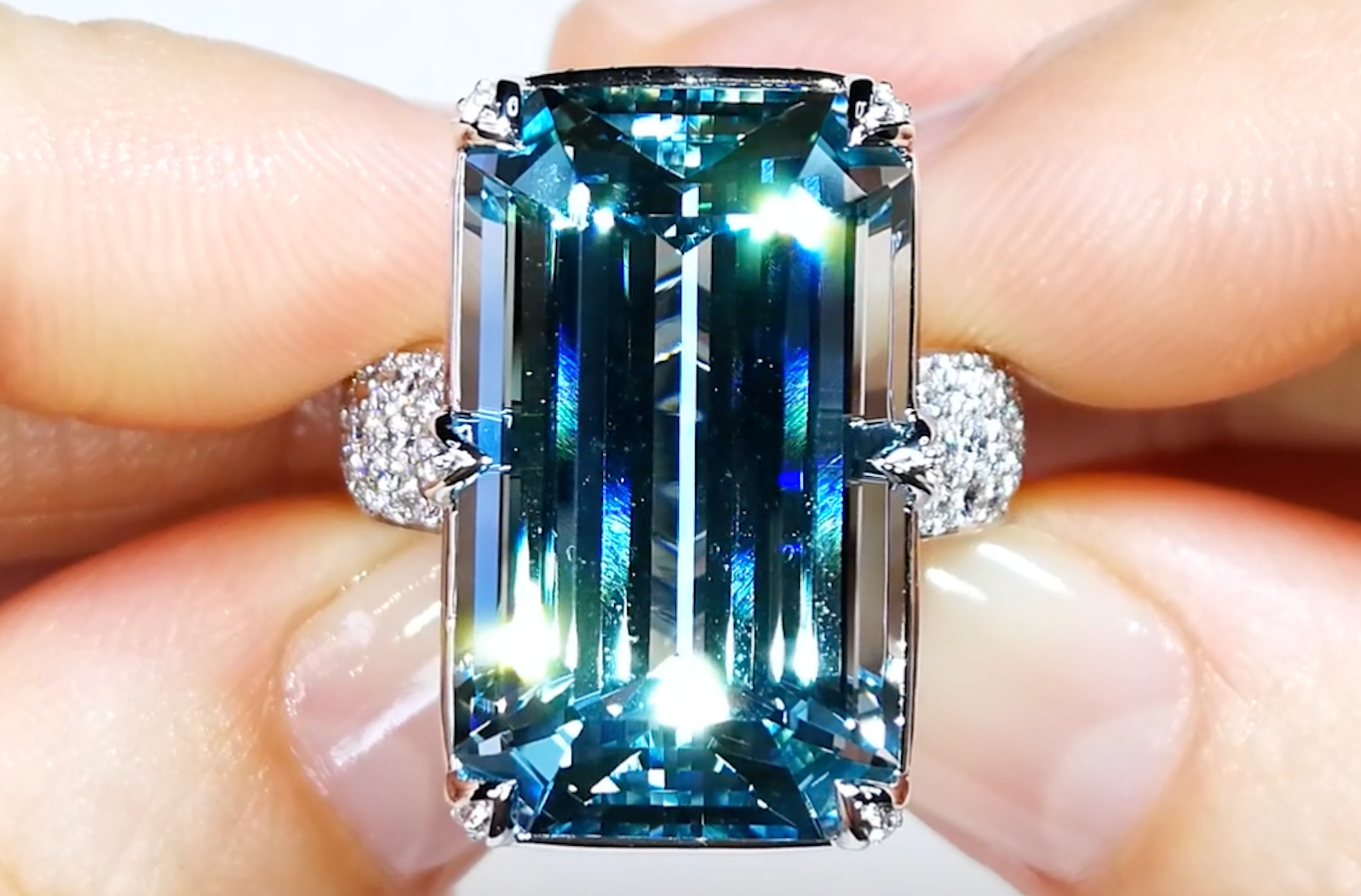 20.03ct nicht erhitzter Santa Maria Aquamarin Ring mit D Flawless Diamanten, eingefasst in 18 Karat Weissgold