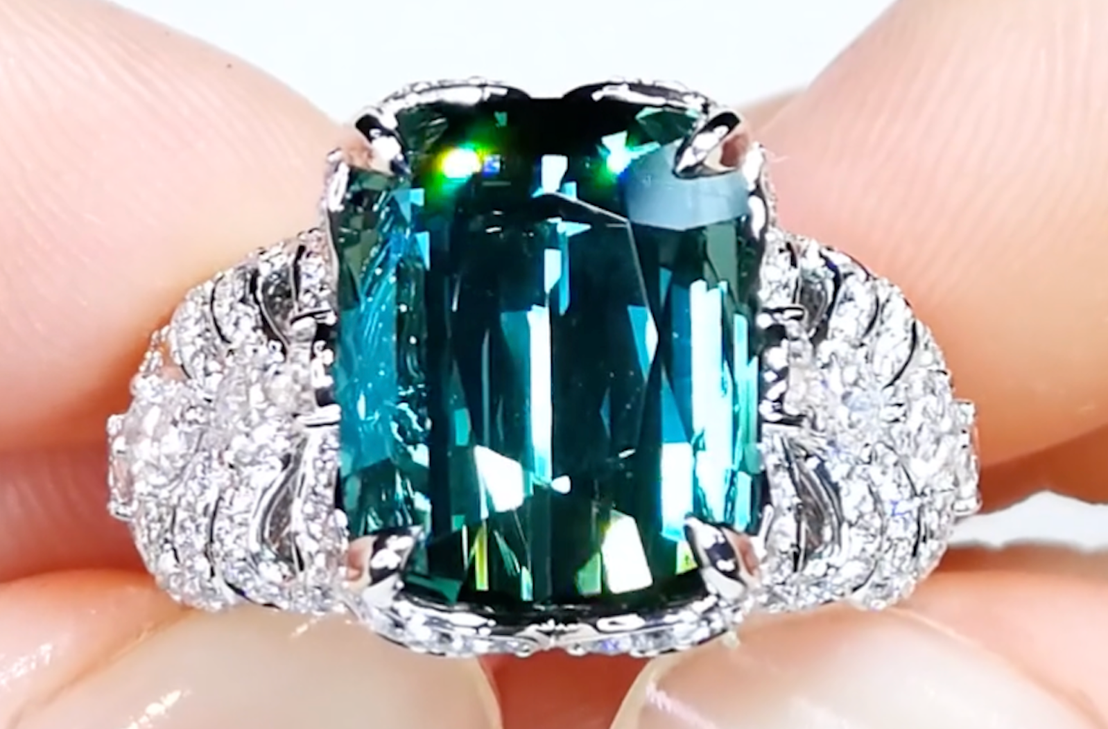 10.13ct afghanischer Indikolit Ring mit D Flawless Diamanten, eingefasst in 18 Karat Weissgold