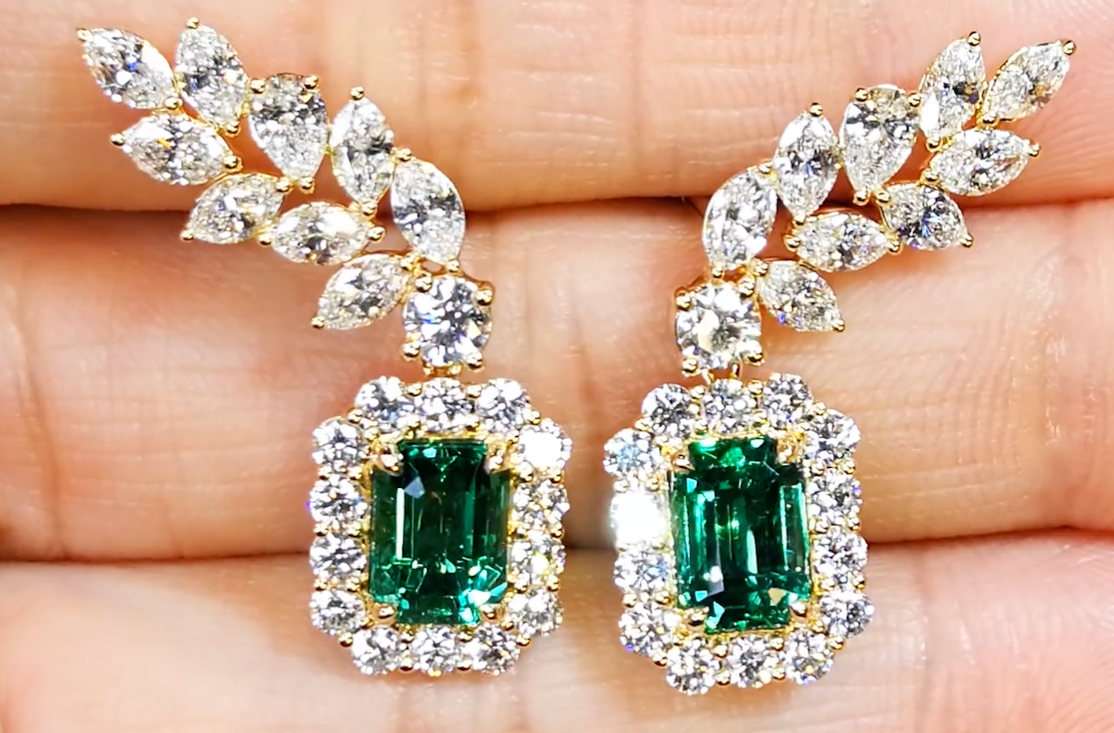 3.33ct russischer Smaragd Ohrringe mit D Flawless Diamanten, eingefasst in 18 Karat Gelbgold