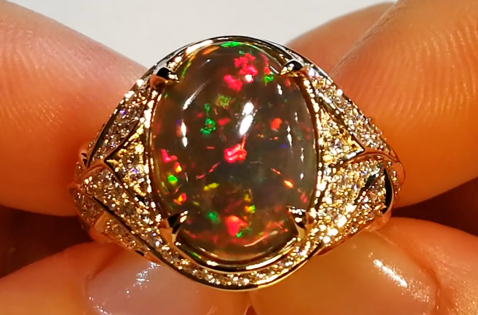 3.00ct schwarzer indonesischer Opal Ring mit D Flawless Diamanten, eingefasst in 18 Karat Gelbgold