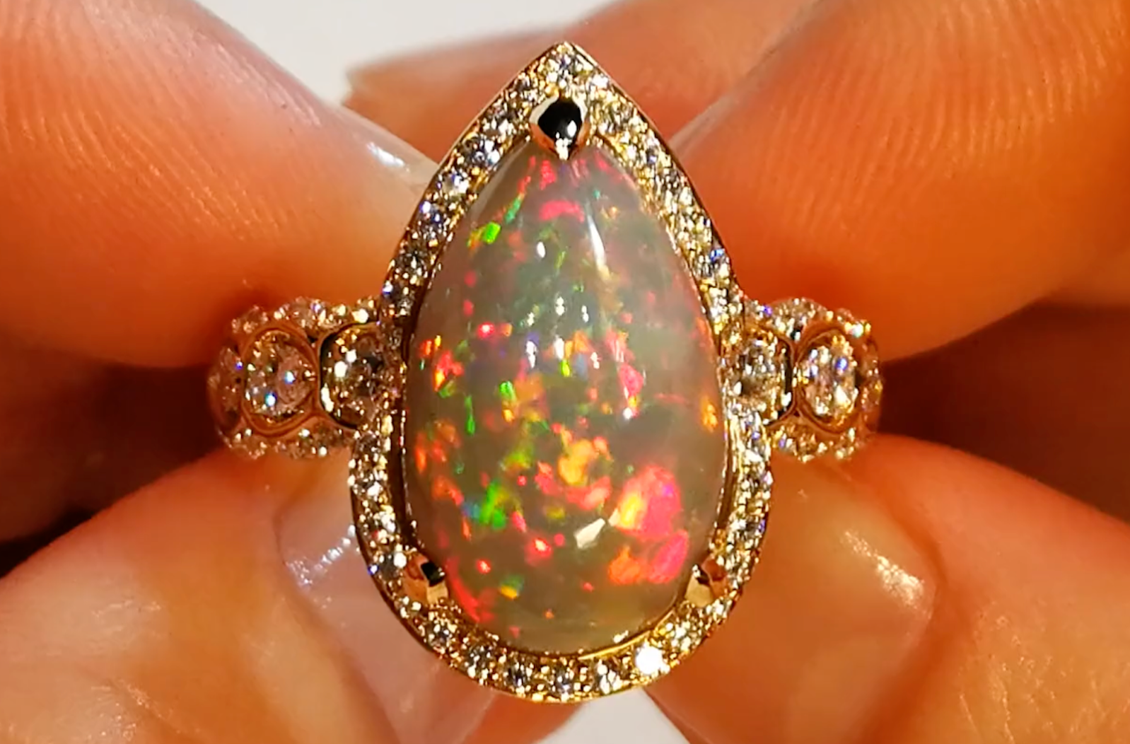 7.76ct schwarzer indonesischer Opal Ring mit D Flawless Diamanten, eingefasst in 18 Karat Gelbgold
