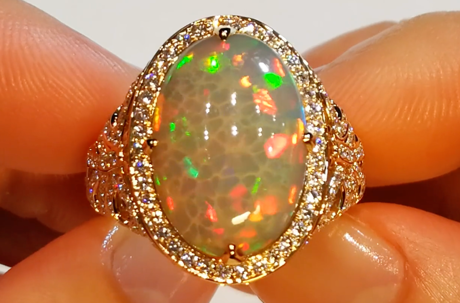 8.17ct schwarzer indonesischer Opal Ring mit D Flawless Diamanten, eingefasst in 18 Karat Gelbgold